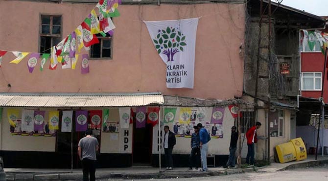 HDP seçim bürolarına taşlı saldırı