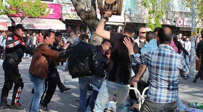 Uşak'ta HDP'lilere saldırı!