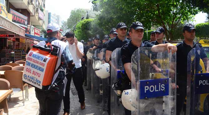 İlginç protesto: Polise gül suyu sıkıldı