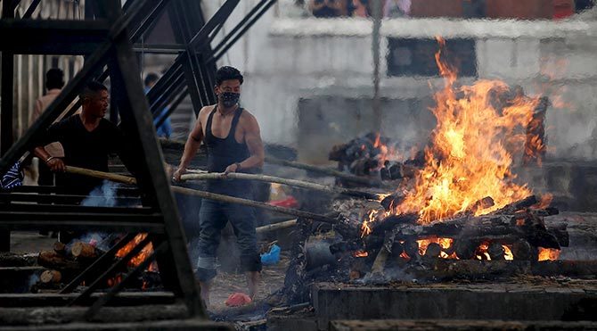 Nepal'de enkazdan çıkarılan cesetler yakılıyor