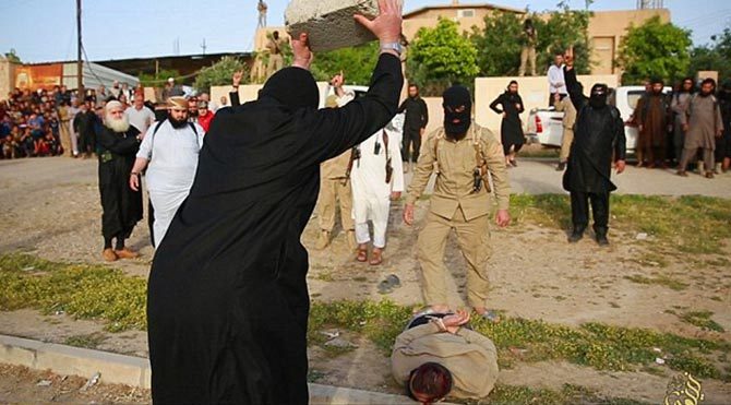 IŞİD, kafalarını taşla ezerek infaz etti