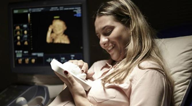 Görme engelli anne adayı 3D baskılı ultrason ile bebeğine dokundu