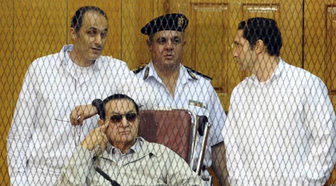 Hüsnü Mübarek'e yolsuzluktan 3 yıl hapis