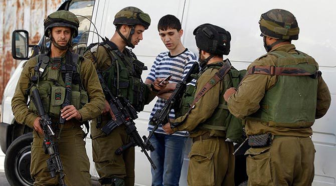 İsrail askerleri Filisitinli öğrencilerle çatıştı