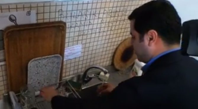 Çayını aldı bulaşığını yıkadı