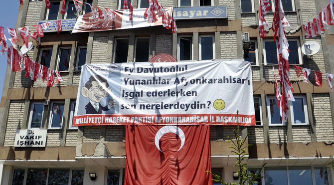 MHP'den Davutoğlu'na pankartlı mesaj