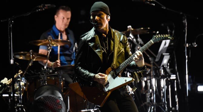 U2'nun gitaristi David Howell Evans sahneden düştü