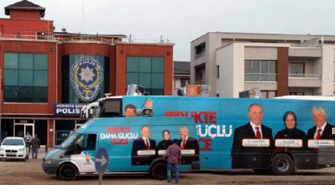 AKP'nin seçim araçları taşlandı