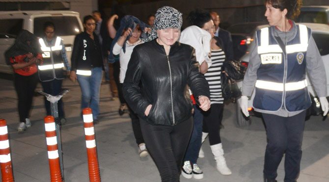 Konya'da tarlada VİP minibüste fuhuş!