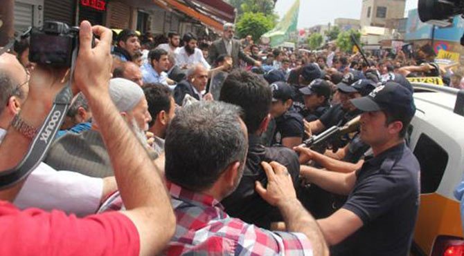 Diyarbakır'da Mursi gerginliği!
