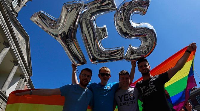 İrlanda'da halk eşcinsel evliliğe 'evet' dedi