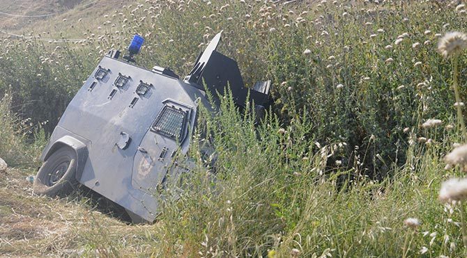 Cizre'de 4 polis yaralandı!
