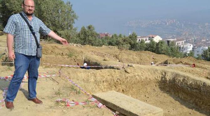 2 bin 200 yıllık lahit mezar bulundu