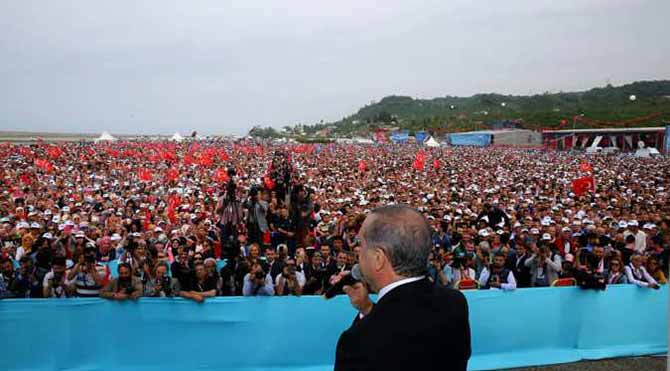 Tarafsız(!) ama AKP’ye oy isterken sesi kısıldı