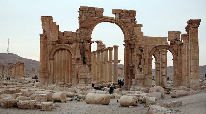 Suriye IŞİD'i Palmira'da vurdu