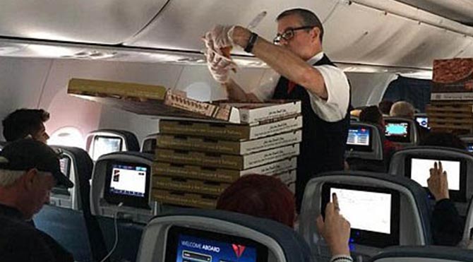 Kaptan pilottan yolculara pizza