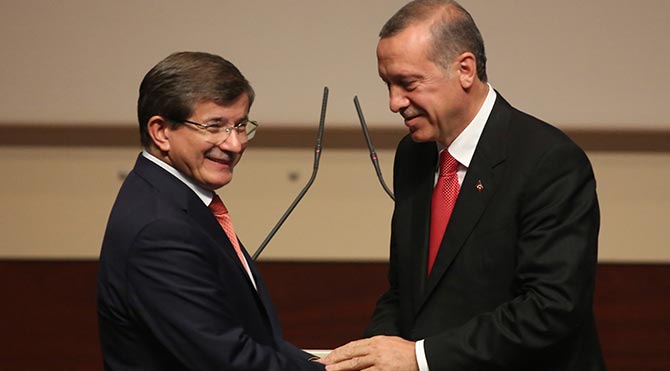 FT: Erdoğan, Davutoğlu'nu görevden alabilir