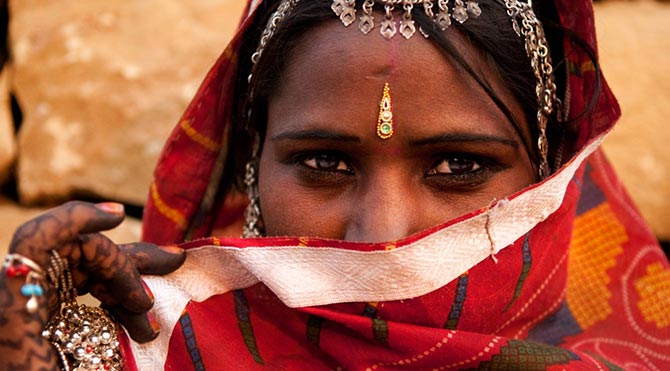 Hintli kadına toplu tecavüz