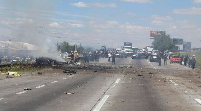 Meksika'da küçük uçak otoyola düştü: 5 ölü