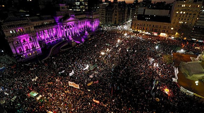 Arjantin'de kadınlar sokaklara döküldü
