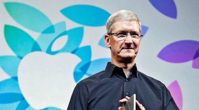 Tim Cook'tan Facebook ve Google'a eleştiri