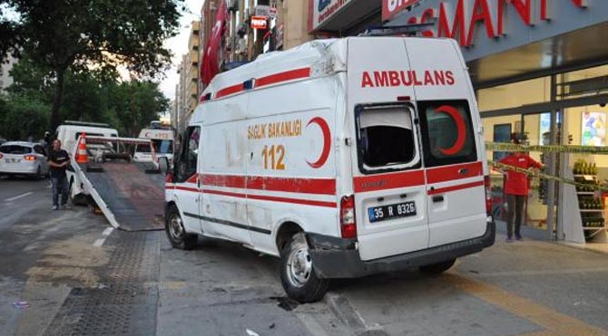 Ambulans kaza yaptı: 6 yaralı