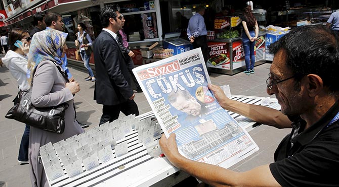 Reuters seçimleri 'Sözcü' okuyan vatandaşla dünyaya duyurdu
