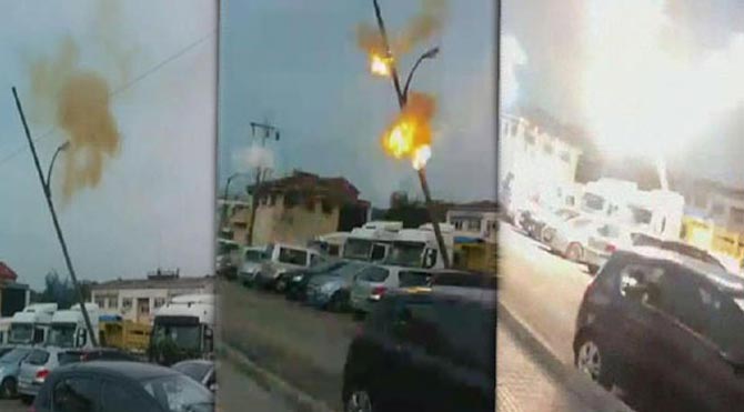 Yan yatan elektrik direği patladı
