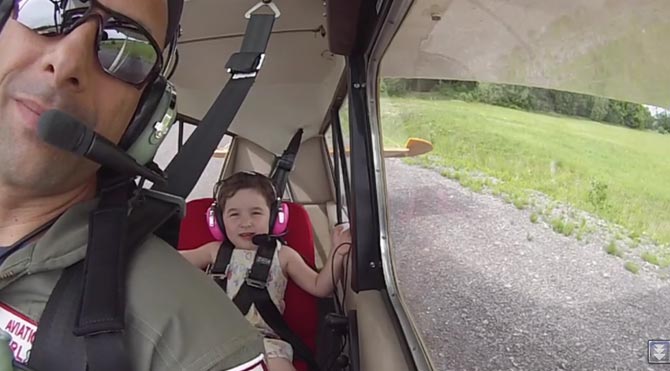 Pilot babanın kızı kahkahalara boğuldu