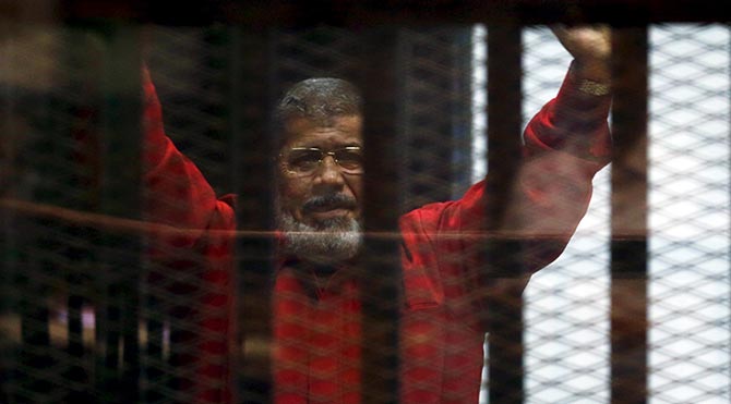 Mursi, ilk kez idam mahkumu kıyafetiyle mahkemede