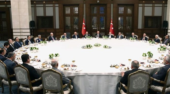 Erdoğan'ın masasında kadın yok