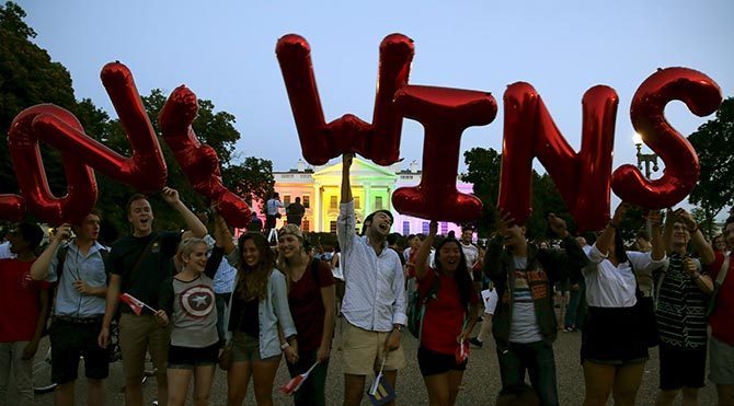 ABD'nin 'eşcinsel evlilik yasaldır' kararı Beyaz Saray'ı renklendirdi
