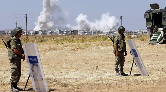  YPG, Kobani'de IŞİD militanlarının bulunduğu binayı patlattı