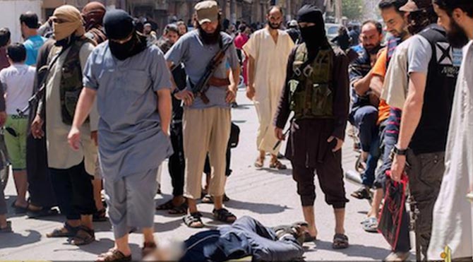 IŞİD, ABD'nin kararına tepki olarak 4 eşcinseli infaz etti
