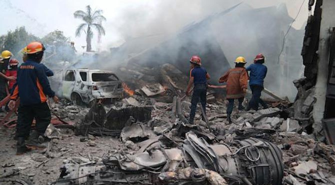 Endonezya'da uçak kazası: En az 30 ölü