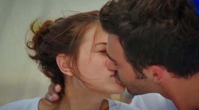 Çilek Kokusu 3. bölümde Burak, Aslı'yı öpüyor.