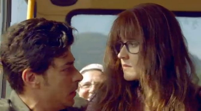 Kalbim Ege'de Kaldı 2. bölümde Mustafa ile Zeliş boşanmaya çalıştılar.