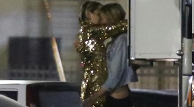 Miley Cyrus ve Stella Maxwell dudak dudağa