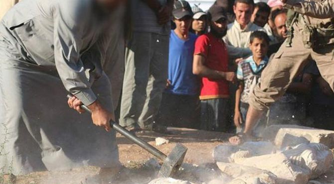 IŞİD Palmira'da heykelleri parçaladı