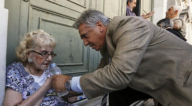 Yunanistan'daki borç krizi emeklileri de vurdu