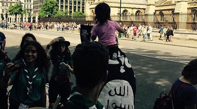 İngiltere'nin kalbinde IŞİD bayrağı 