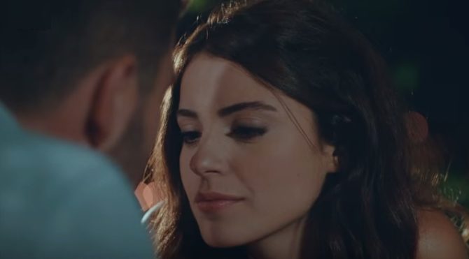 adı mutluluk 4. bölümde batu ile kumsal öpüşecek Adı Mutluluk 4. bölümde aynı mekanda çalışan Batu ile Kumsal öpüşecek