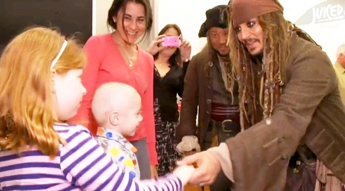 Johnny Depp'ten hasta çocuklara sürpriz