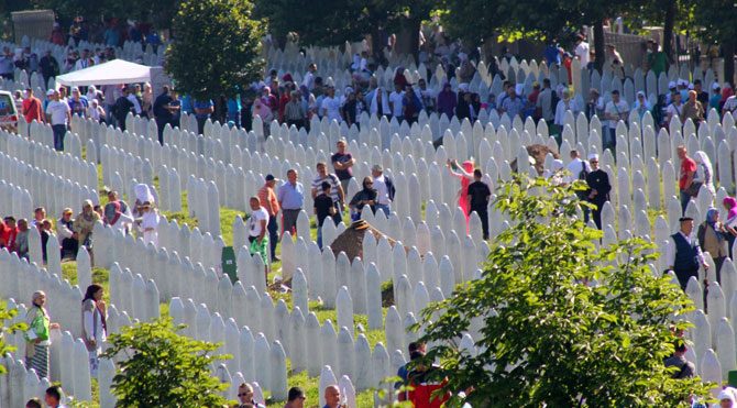 Srebrenitsa kurbanları toprağa veriliyor