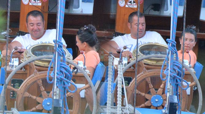 Ata Demirer tatilde yalnız değildi