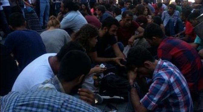 İstanbul Galatasaray Lisesi önünde Suruç eylemi