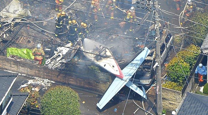 Japonya'da bir evin üstüne uçak düştü