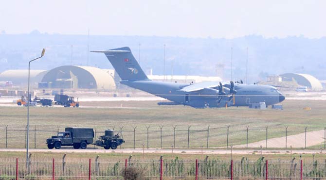 İncirlik'te uçak hareketliliği