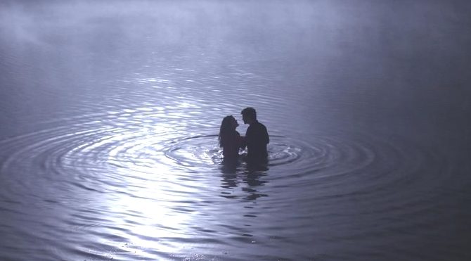 Tatlı Küçük Yalancılar son bölüm gerilimi ile nefesleri kesti. Dizinin final bölümünde kötü bir sürpriz yer alıyordu.
