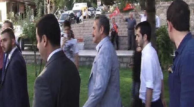 Esnaf, Demirtaş'ı protesto etti